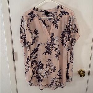 Torrid Size 2 blush pink short sleeve blouse plum white floral print